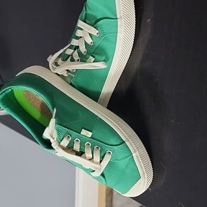 Cariuma tennis shoes, green, women's 9